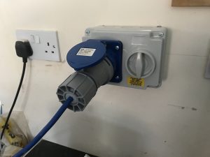 Industrial commando socket